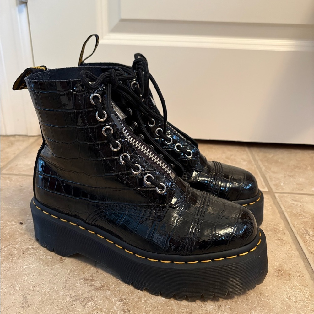 DR DOC MARTENS Sinclair Croc Embossed Black Leather Platform Ankle Boots